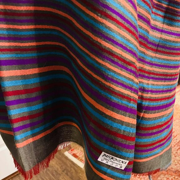 100% Pashmina Scarf – Modern Striped Design (India) - Picture 4 of 8